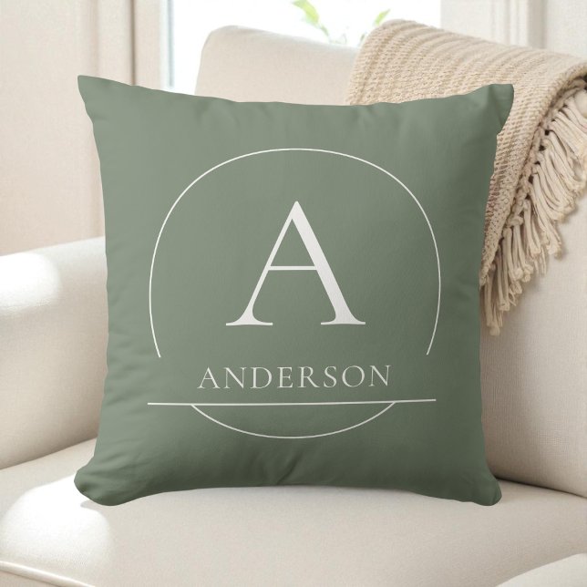 Coussin Monogramme de nom de famille simple vert sauge mod (Modern Sage Green Simple Family Name Monogram Throw Pillow)