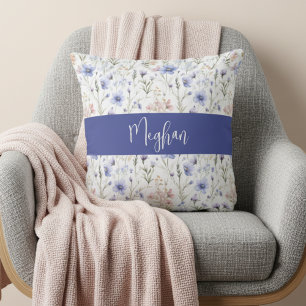 Coussin Monogramme de nom de fleur sauvage aquarelle bleu