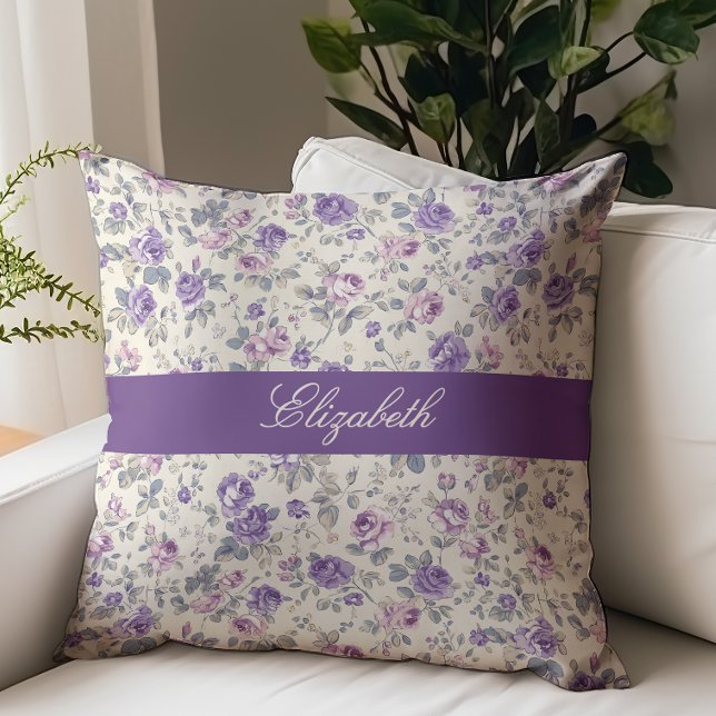 Coussin Monogramme de nom de style floral violet rose vint (Créateur téléchargé)