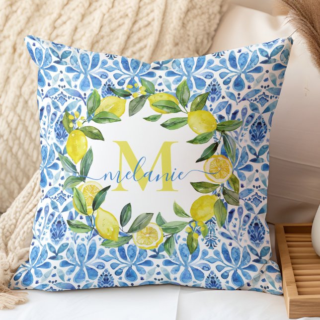 Coussin Monogramme de nom personnalisé Citron Italien & Ca (Italian Citrus & Blue Tiles Custom Name Monogram Throw Pillow in a neutral boho bedroom.)