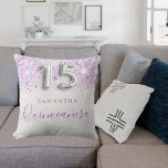 Coussin Monogramme de poussière violette de Quinceanera en<br><div class="desc">Un coussin pour une Quinceañera, chambre pour filles de 15 ans. Un faux arrière - plan métallique à l'apparence argentée avec des faux parties scintillant violets se déverse, taches. Le texte : Quinceañera est écrit en violet avec un grand script de style à la main moderne. Personnalisez et ajoutez un...</div>