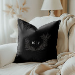 Coussin Monogramme distinctif noir<br><div class="desc">Élégant et distingué mongramme jetez l'oreiller. Customisez avec vos propres initiales ou customisez plus loin et supprimez la ligne verticale pour ajouter une seule initiale pour la famille!</div>
