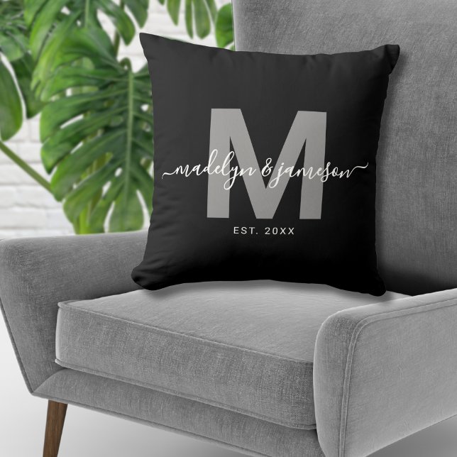 Coussin Monogramme du nom de jeunes mariés noir et blanc (Black White Newlywed Couple Name Monogram Throw Pillow)