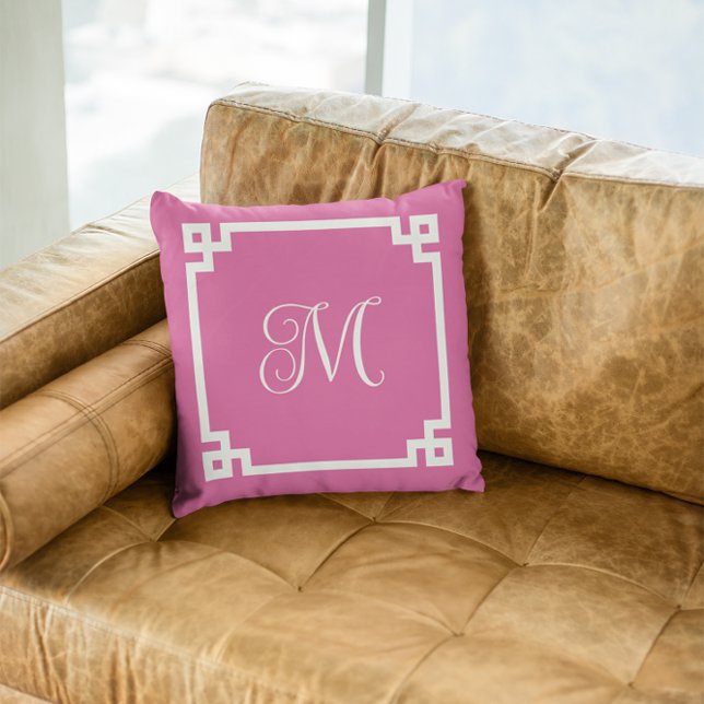 Coussin Monogramme du script de bordure de clé grecque ros (Create your own monogrammed Greek Key border square throw pillow.)