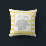 Coussin Monogramme éléphant moderne jaune et gris<br><div class="desc">Ce coussin de nurserie ensoleillé présente un éléphant gris avec des accents de cœur jaunes sur un centre blanc, encadré par des rayures jaune vif et blanches. Le monogramme du nom personnalisé de l'enfant ajoute une touche personnelle. Un accent joyeux et neutre en matière de genre pour toute nurserie, salle...</div>