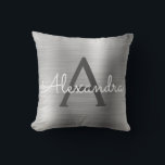 Coussin Monogramme en argent brossé de luxe Nom initial<br><div class="desc">Huile d'argent de luxe brossé Monogramme de métal brossé Nom et Coussin initial. Le coussin fait le cadeau parfait pour quelqu'un qui décorait sa chambre en argent.</div>