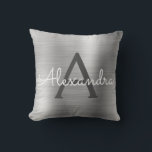 Coussin Monogramme en argent brossé de luxe Nom initial<br><div class="desc">Huile d'argent de luxe brossé Monogramme de métal brossé Nom et Coussin initial. Le coussin fait le cadeau parfait pour quelqu'un qui décorait sa chambre en argent.</div>