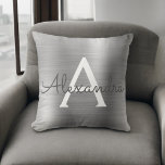 Coussin Monogramme en argent brossé de luxe Nom initial<br><div class="desc">Huile d'argent de luxe brossé Monogramme de métal brossé Nom et Coussin initial. Le coussin fait le cadeau parfait pour quelqu'un qui décorait sa chambre en argent.</div>