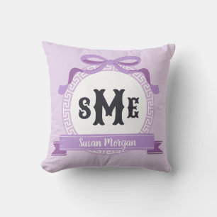 Coussin Monogramme en forme d'arc à clé grecque inversée v
