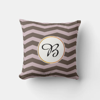 Coussin monogramme et chevron