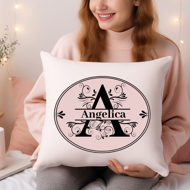 Coussin Monogramme féminin A avec nom complet sur rose dou (Créateur téléchargé)