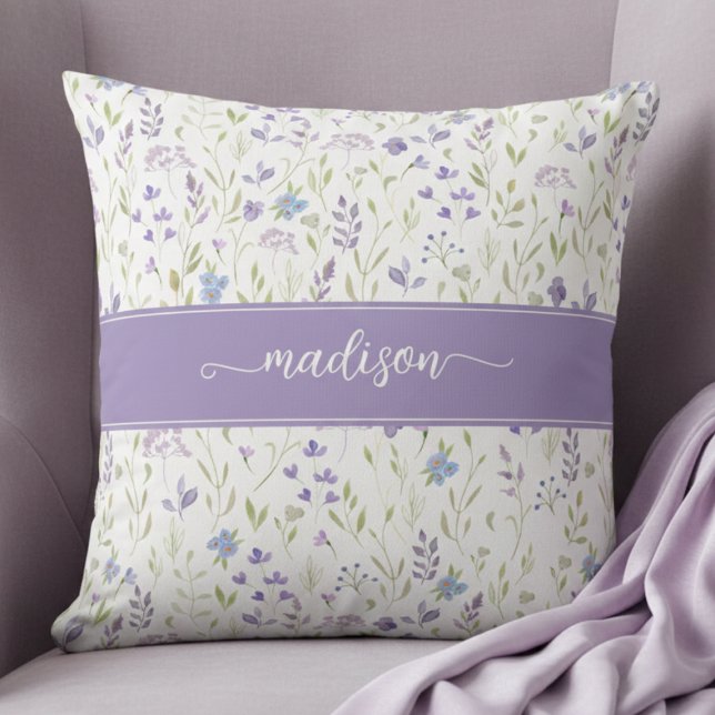 Coussin Monogramme floral violet personnalisé (pretty purple blue wildflower floral pattern throw pillow with custom name monogram in calligraphy)