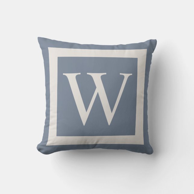 Coussin Monogramme géant sur Dusty Blue (Recto)