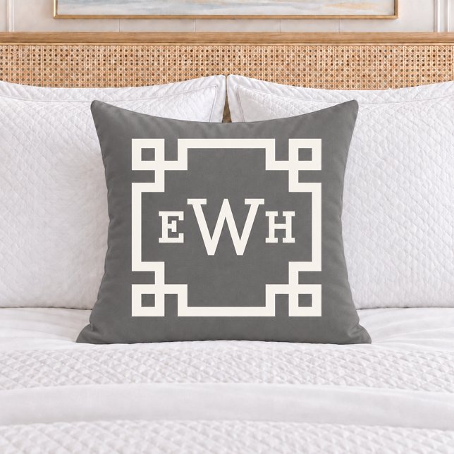 Coussin Monogramme Initial Clé Grecque Charbon Élégant (Créateur téléchargé)
