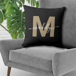 Coussin Monogramme Initial Nom Élégant Noir Or<br><div class="desc">Oreiller personnalisé avec monogramme initial en noir et or. Cet élégant oreiller monogramme fusionne un style minimaliste moderne avec une touche sophistiquée, ce qui en fait un accent polyvalent pour n'importe quelle pièce. Il présente une initiale dorée audacieuse et plate dans une teinte marron chaud (sans feuille ou scintillement) sur...</div>