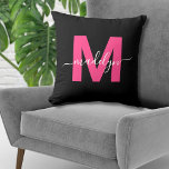 Coussin Monogramme Initial Nom Féminin Rose Chaud<br><div class="desc">Oreiller jetable personnalisé avec initiale en monogramme rose magenta. Cet oreiller monogramme élégant associe un look moderne minimaliste à une touche sophistiquée et tendance, ce qui en fait un accent polyvalent pour n'importe quelle pièce. Il présente une initiale rose magenta audacieuse sur un fond noir épuré, avec un nom élégant...</div>