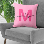 Coussin Monogramme Initial Nom Rose Chaud<br><div class="desc">Oreiller jeté personnalisé avec initiale monogramme rose chaud pour la décoration de la maison. Cet oreiller monogramme chic combine un style moderne minimaliste, propre et simple avec une ambiance sophistiquée et tendance, ce qui en fait un élément d'accent polyvalent. Avec une initiale rose chaud gras sur un fond rose bébé...</div>