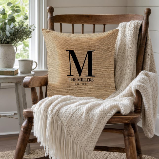 Coussin Monogramme Initial Personnalisé de Nom de Famille  (Créateur téléchargé)