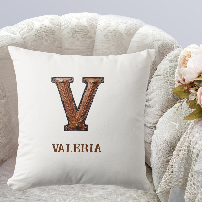 Coussin Monogramme Initial V en Cuir Occidental Travaillé (Créateur téléchargé)