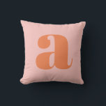 Coussin Monogramme initiale lettre gras orange rose person<br><div class="desc">Ce coussin de lancer présente une initiale orange surdimensionnée sur un fond rose pâle doux. Le design de lettre gras et graphique en fait un ajout amusant et personnalisé à une chambre à coucher, une chambre d'étudiant ou une nurserie. Entièrement personnalisable avec n'importe quelle lettre. Fait un excellent cadeau pour...</div>