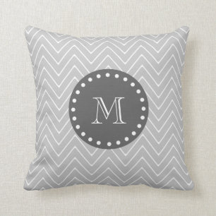 Coussin Monogramme moderne de coutume de Chevron de gris