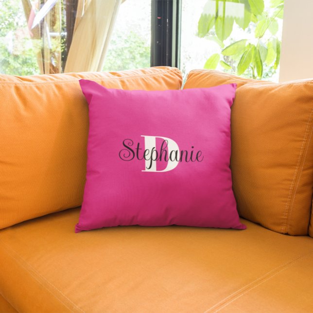 Coussin Monogramme moderne noir et blanc rose vif (Girly monogrammed hot pink throw pillow.)