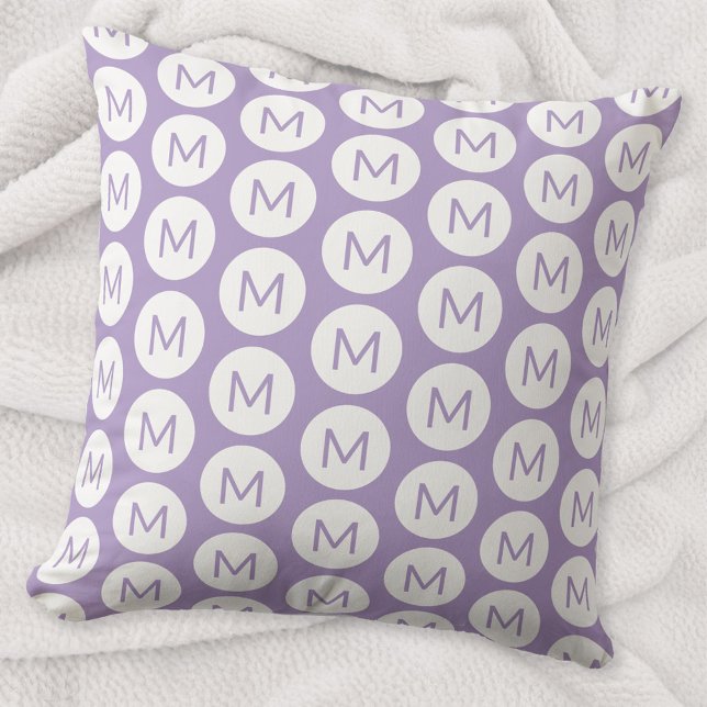 Coussin Monogramme Motif initial du point Lilac personnali (Simple pastel lilac purple personalized monogram initial circle dot pattern throw pillow)