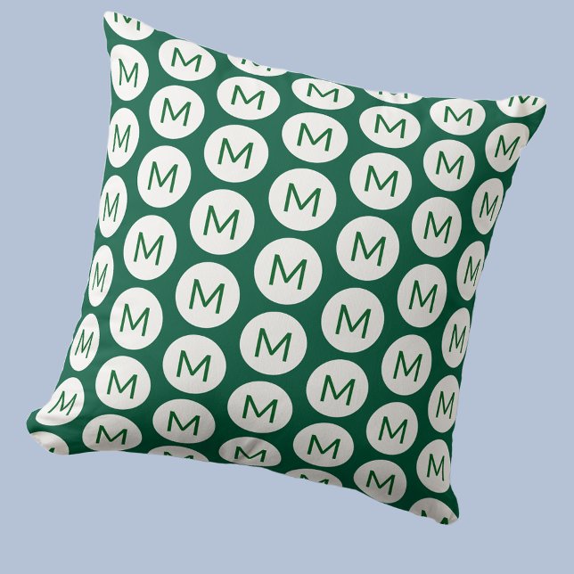 Coussin Monogramme Motif initial du point vert personnalis (Polka dot spot pattern modern monogram initial personalized throw pillow in Forest Green and white)