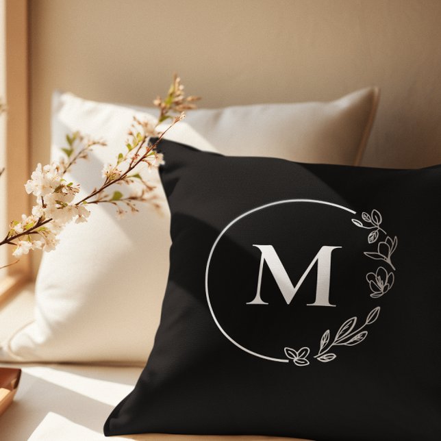 Coussin Monogramme noir blanc couronne florale personnalis (Modern, timeless personalized monogram black and white accent pillow.)