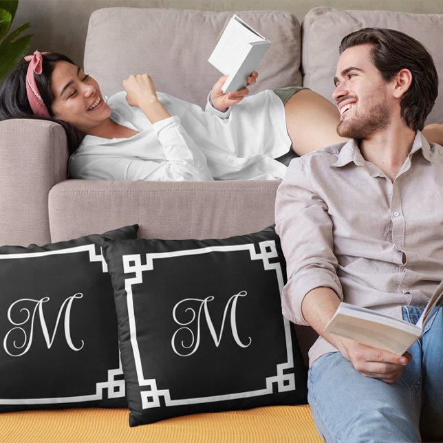 Coussin Monogramme noir et blanc Bordure de clé grecque (Create your own monogrammed Greek Key border throw pillows.)