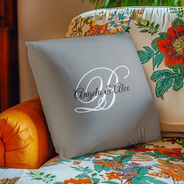 Coussin Monogramme noir et blanc en écriture fantaisie gri (Black and White Fancy Script Monogram Gray Throw Pillow)