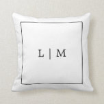 Coussin Monogramme Noir et Blanc Simple Classique Minimali<br><div class="desc">Oreiller carré simple avec une conception moderne et élégante avec votre monogramme à deux lettres entouré d'une fine bordure en noir et blanc classique. Cet oreiller élégant et chic fait un excellent cadeau de mariage pour un couple minimaliste.</div>