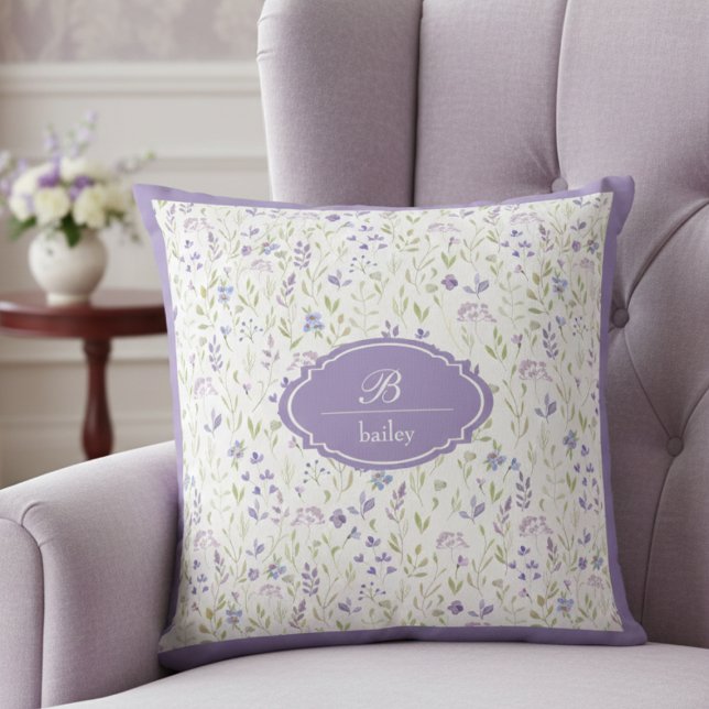 Coussin Monogramme personnalisé de fleurs sauvages violett (purple wildflower floral throw pillow with custom monogram initial and name in script typography)