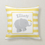 Coussin Monogramme personnalisé moderne d'éléphant jaune e<br><div class="desc">L'oreiller à jetons d'éléphant présente un adorable petit veau d'éléphant nouveau-né avec des éclaboussures en forme de coeur et un arrière - plan à motif rayé. Les tons modernes jaune,  gris et blanc. Personnalisez le texte gris monogramme avec le nom de votre enfant.</div>