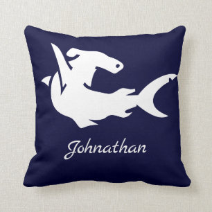 Coussin Monogramme sous le requin blanc sur bleu marine