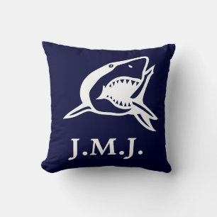 Coussin Monogramme sous requin blanc sur bleu marine