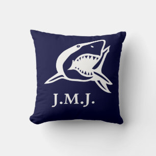 Coussin Monogramme sous requin blanc sur bleu marine