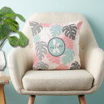 Coussin Monogramme tropical initial<br><div class="desc">Ce motif moderne en feuille de monstère, agrémenté de roses apaisantes, turquoise (presque un vert de mer), blanc et gris, invitations un sentiment de tranquillité et d'élégance contemporaine. Ce motif est un complément élégant et polyvalent à votre vie. Customisez le monogramme et le nom à votre propre (vous pouvez utiliser...</div>