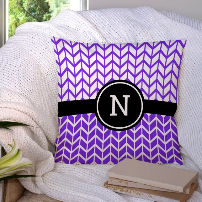 Coussin Monogramme violet blanc Chevron Motif Bold Moderne (Créateur téléchargé)