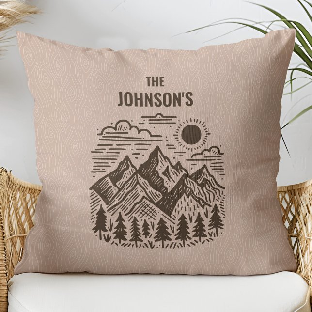 Coussin Montagnes Rustiques Modernes Personnalisées (Rustic Modern Mountains with Faux Wood Texture Custom Family Name Throw Pillow)
