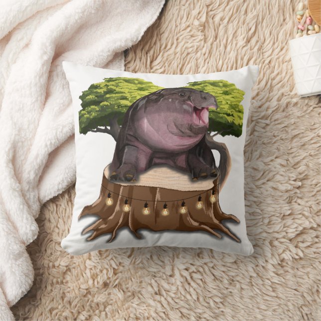 Coussin Moo Deng Hippo est assis sur un arbre. (Couverture)