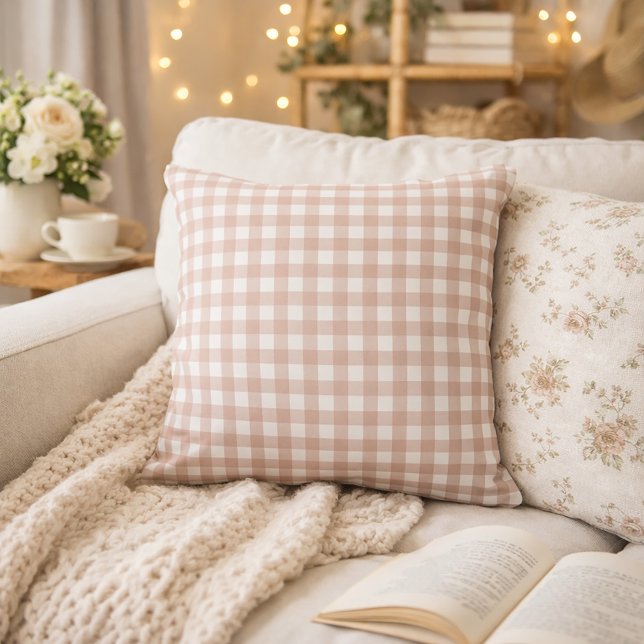 Coussin Motif à carreaux gingham rose et blanc (A throw pillow with a pink and white gingham pattern.)