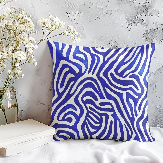 Coussin Motif Abstrait bleu Mazze électrique (This abstract electric blue design pulses with movement and confidence.)