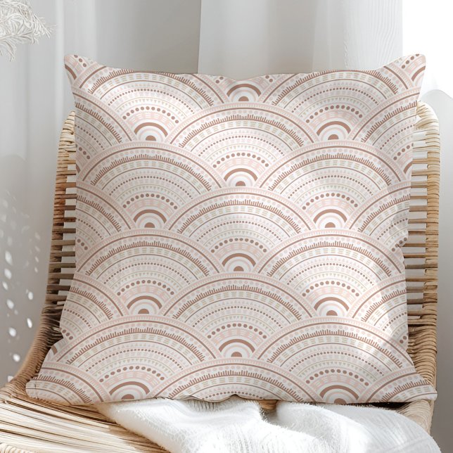 Coussin Motif arc-en-ciel Neutre Boho (Boho Neutral Rainbow Pattern Pillow in a sunny rattan armchair.)