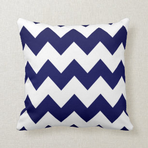 Coussin Motif blanc de Chevron sur le bleu marine
