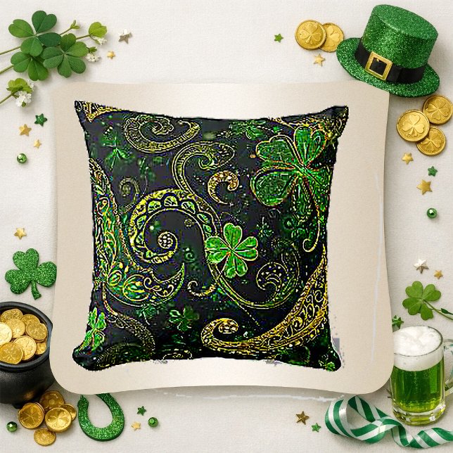 Coussin Motif celtique en filigrane d'or et trèfle émeraud (Créateur téléchargé)