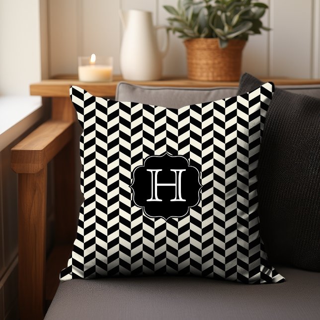 Coussin Motif Chevron de Herringbone noir avec Monogramme (Personalize with your initial.)
