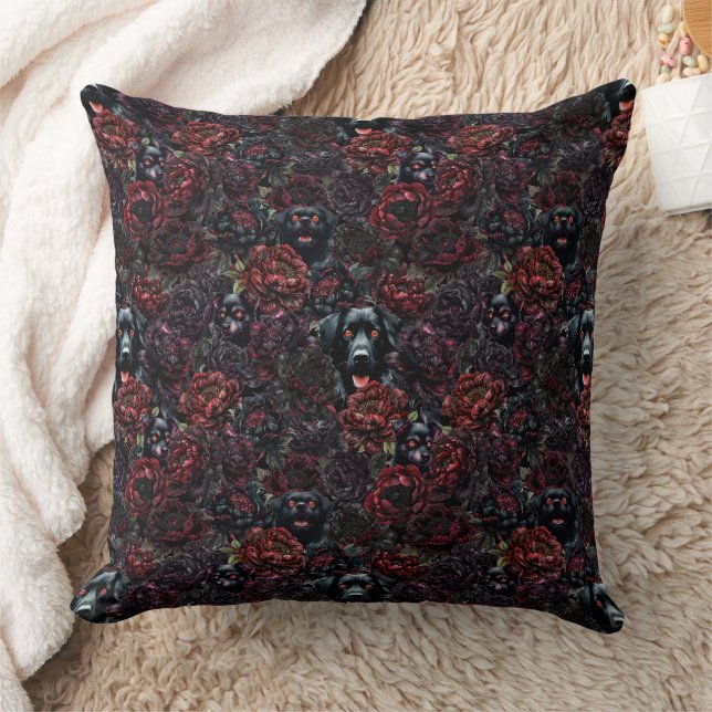 Coussin Motif Chien Noir Gothique & Fleurs Sombres (Couverture)