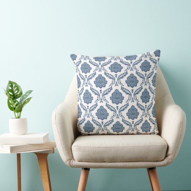 Coussin Motif Damassé Rococo Bleu sur Fond Blanc (Chaise)