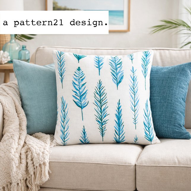 Coussin motif de blues de plume et de fougère (Watercolor fern pillow adds fresh blue botanical pattern to relaxed coastal interiors)
